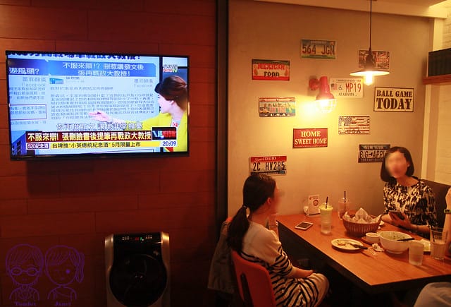 6 Campus Cafe 電視機