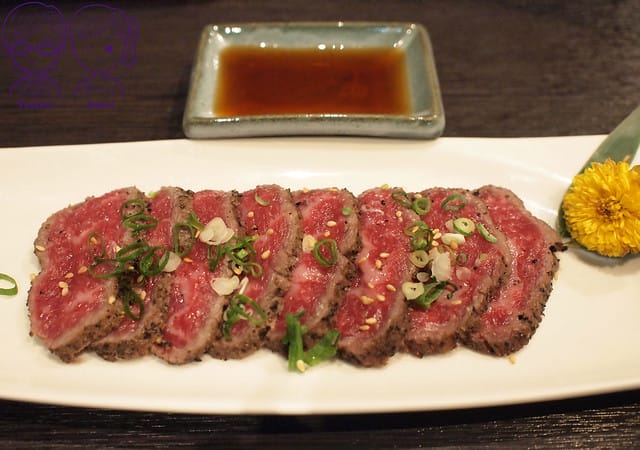 20 炭火燒肉 無敵 炙燒生牛肉