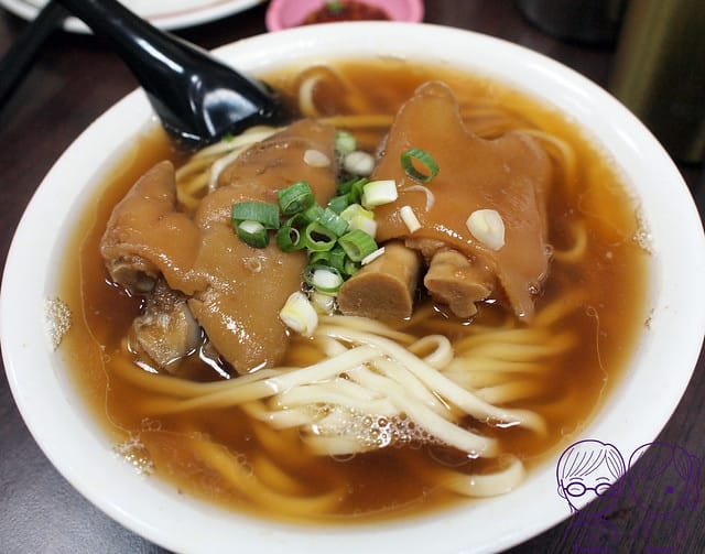 16 港園牛肉麵 豬腳湯麵
