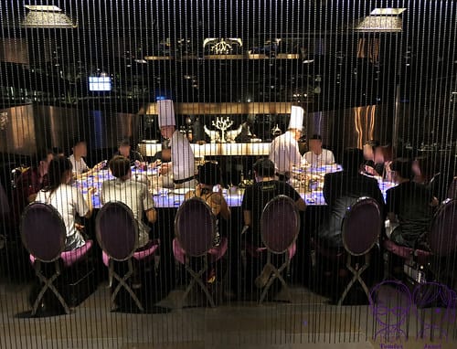 7 Mosun 墨賞 ㄇ字型鐵板座位區