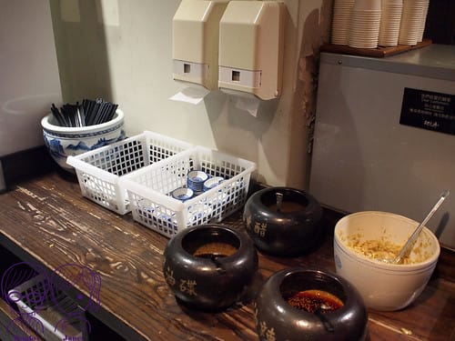 8 段純貞牛肉麵 餐具、醬料與酸菜