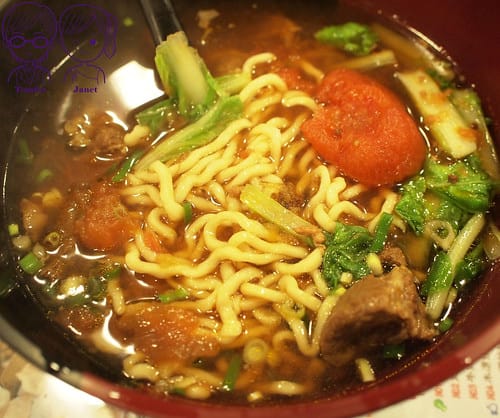 26 兩支 蕃茄牛肉麵(拉麵)