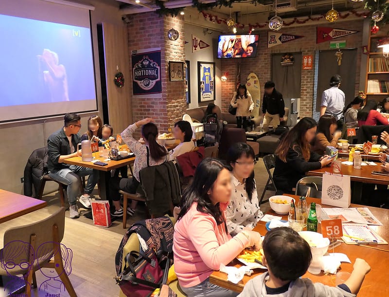 台北 -《CAMPUS CAFE-忠孝店》輕鬆學院風 聚餐餐 17 CAMPUS CAFE-忠孝店 用餐空間 投影布幕