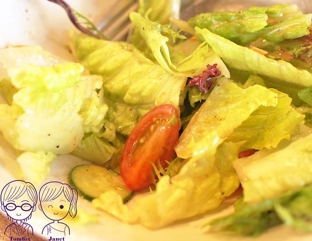 35 Ed's Diner 鮭魚沙拉佐塔塔醬