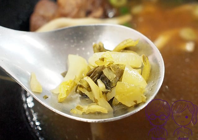 21 阿忠牛肉麵 清燉半筋半肉麵 酸菜