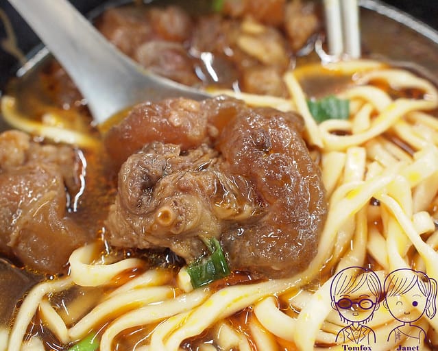26 阿忠牛肉麵 紅燒半筋半肉麵