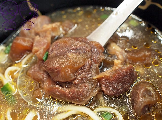 18 阿忠牛肉麵 清燉半筋半肉麵