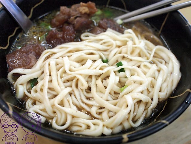 20 阿忠牛肉麵 清燉半筋半肉麵