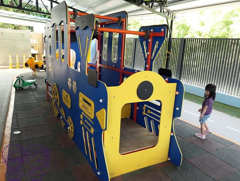 24 噗噗恰恰休閒親子咖啡館 火車造型的溜滑梯