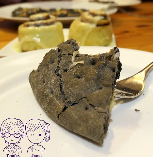 26 甜蜜屋 黑嚕嚕墨魚披薩