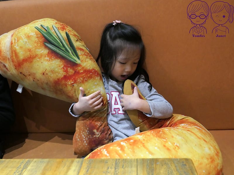 16 Chicken Bites烤雞咬一口 沙發座位 暄暄