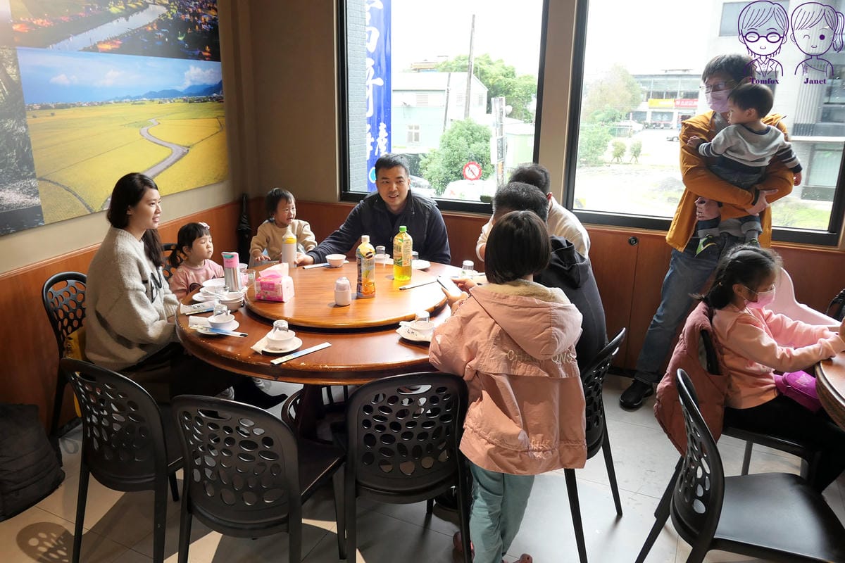 8 甲富哥活海產 用餐空間 兒童座椅.jpg