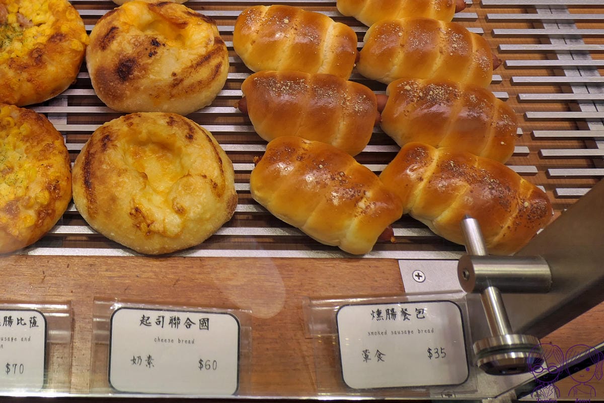40 慶祝烘焙 燻腸餐包.jpg