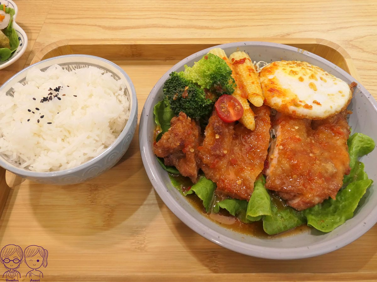 28 理越南洋餐館 酸辣雞腿飯.jpg