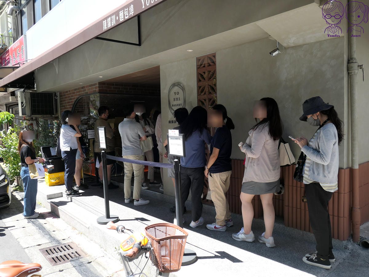 6 陳耀訓 麵包埠 兩個排隊.jpg