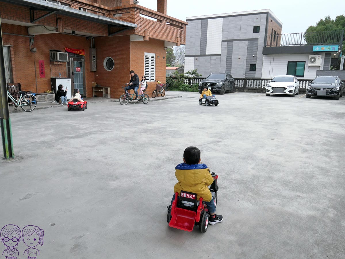 3 小蘋果民宿 二館 停車.jpg 3 小蘋果民宿 二館 停車.jpg