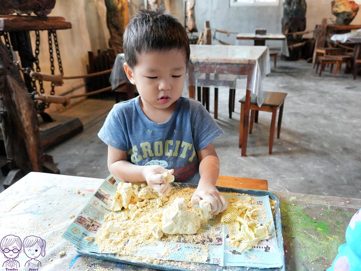 38 Robert Y廢墟暴龍館 DIY 考古暴龍模型.jpg
