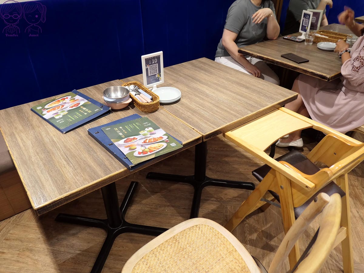 6 英格莉莉 兒童座椅與兒童餐具.jpg