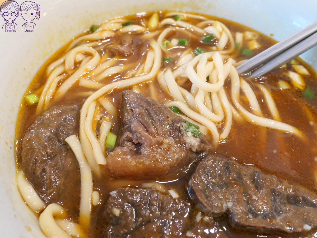 31 老皮牛肉麵頭份(尚順店) 蒜味牛肉麵.jpg