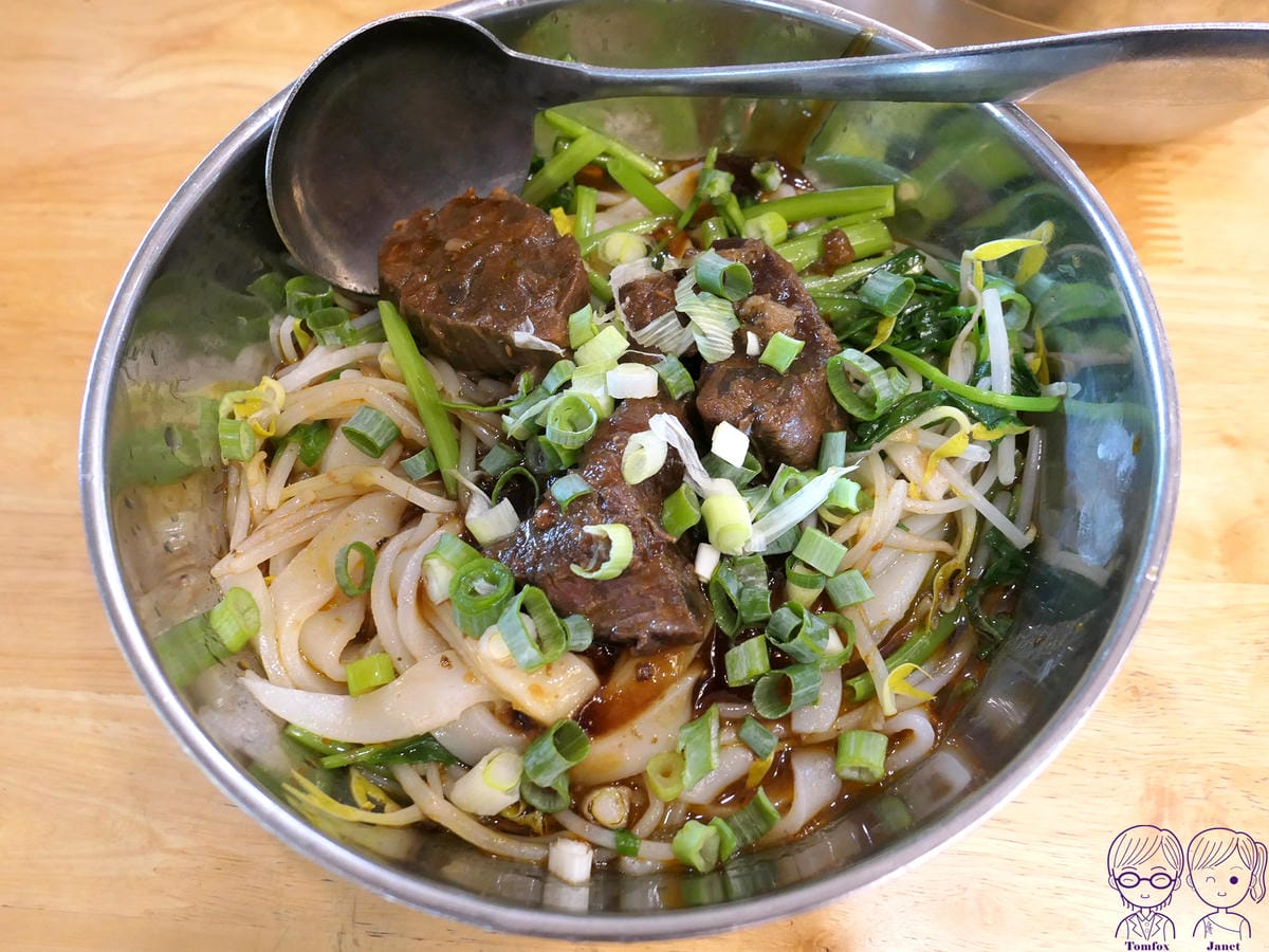 32 老皮牛肉麵頭份(尚順店) 牛肉乾拌粄條.jpg