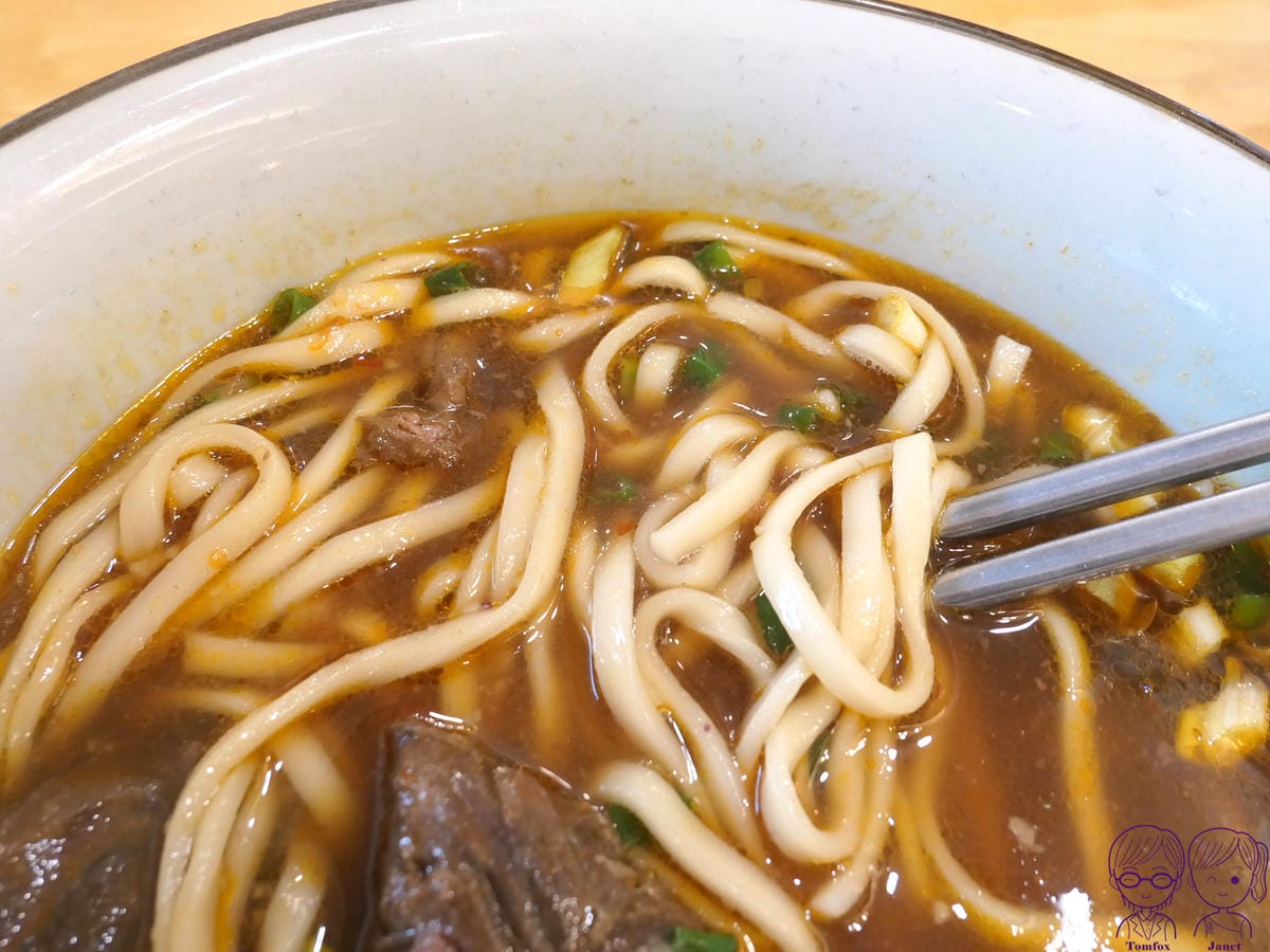 30 老皮牛肉麵頭份(尚順店) 蒜味牛肉麵.jpg