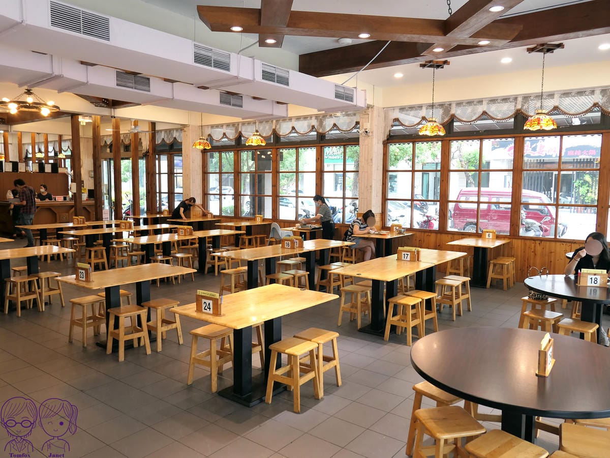 9 老皮牛肉麵頭份(尚順店) 座位.jpg