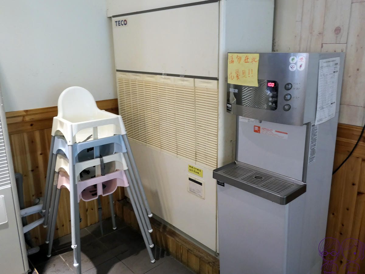 12 老皮牛肉麵頭份(尚順店) 兒童椅與飲水機.jpg