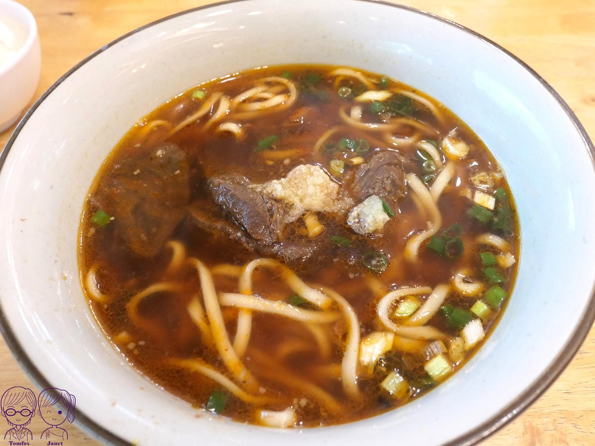 29 老皮牛肉麵頭份(尚順店) 蒜味牛肉麵.jpg