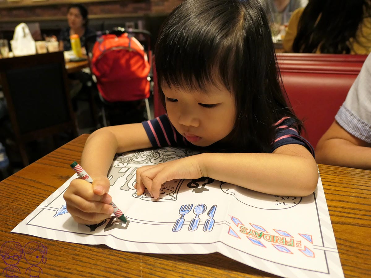 12 TGI FRIDAYS 塗色紙與蠟筆.jpg