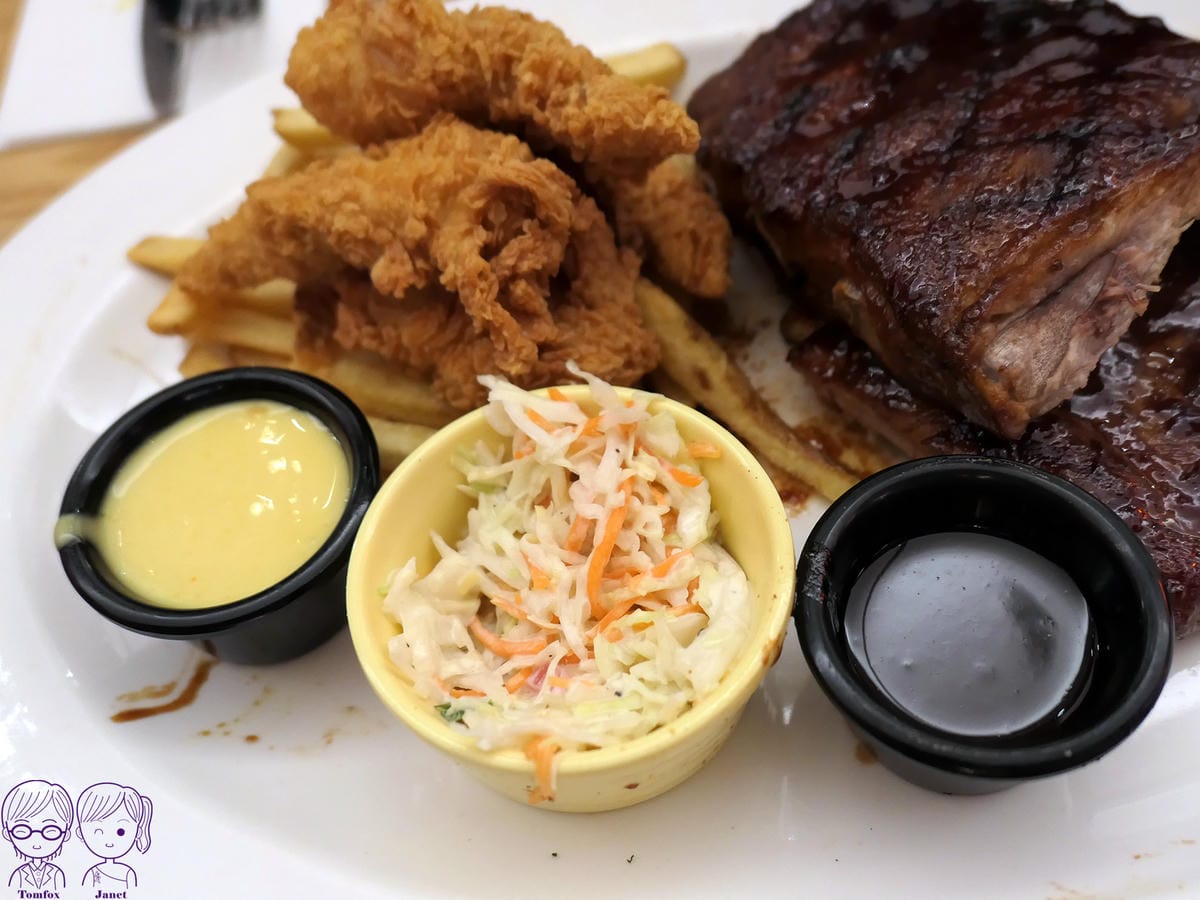39 TGI FRIDAYS 四人派對餐 全份雙醬炭烤豬肋排 涼拌捲心菜+薯條.jpg