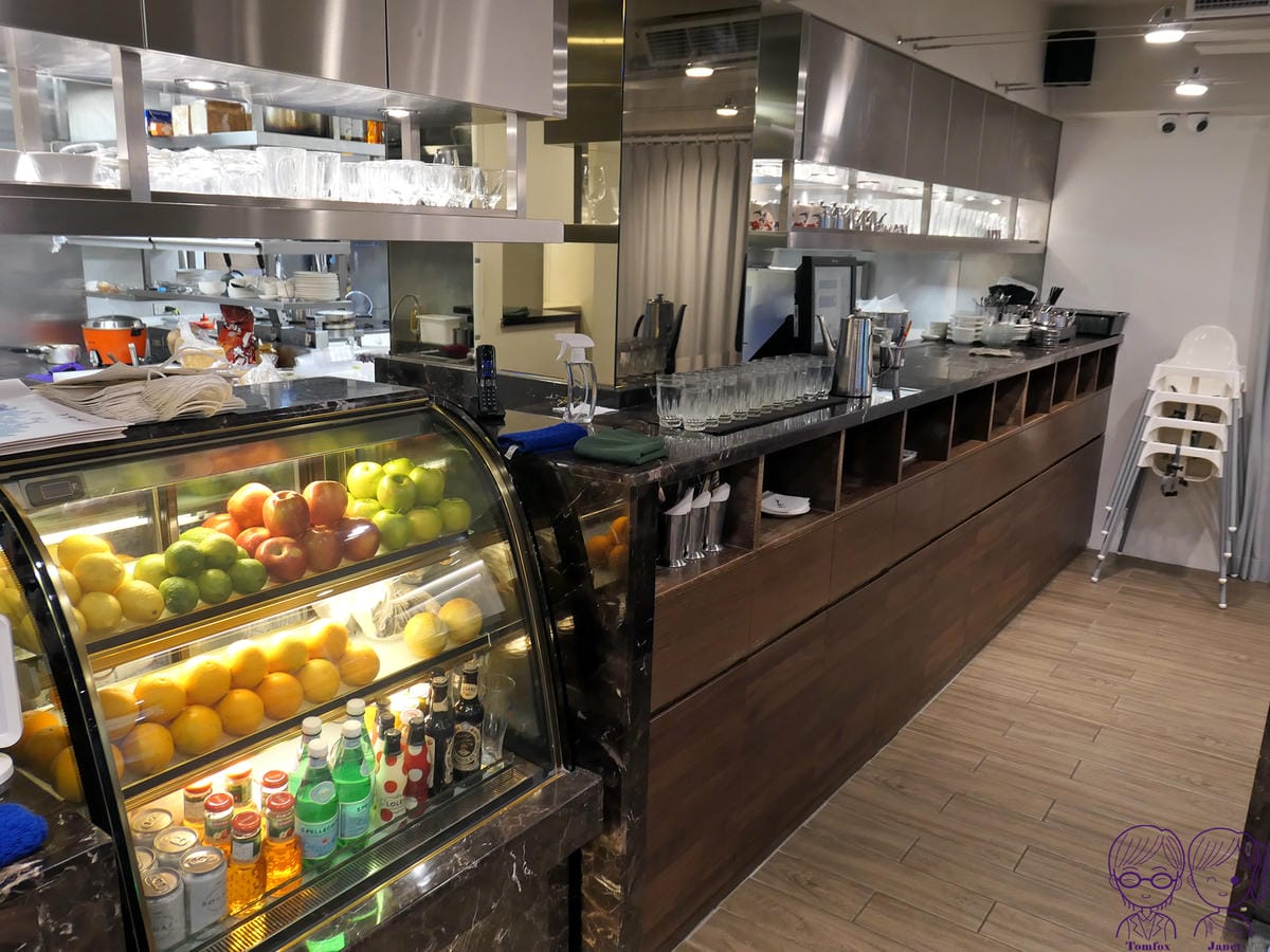 8 咖啡弄 站前店 兒童椅.jpg 8 咖啡弄 站前店 兒童椅.jpg
