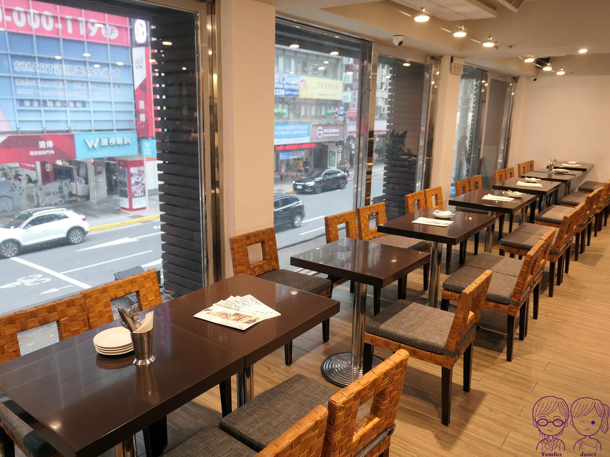 5 咖啡弄 站前店 窗邊座位.jpg 5 咖啡弄 站前店 窗邊座位.jpg