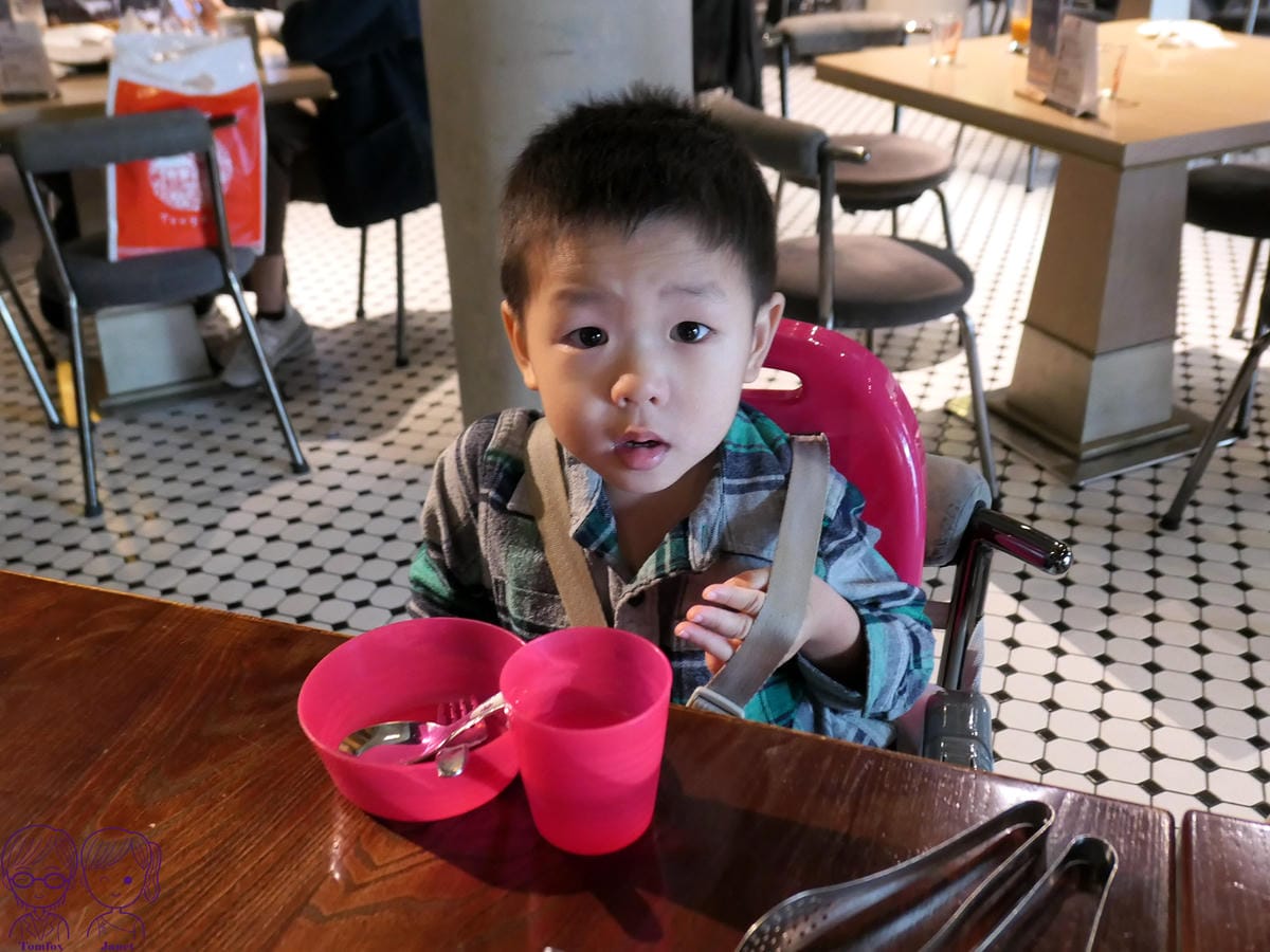 17 華山町餐酒館 兒童餐椅與兒童餐具.jpg
