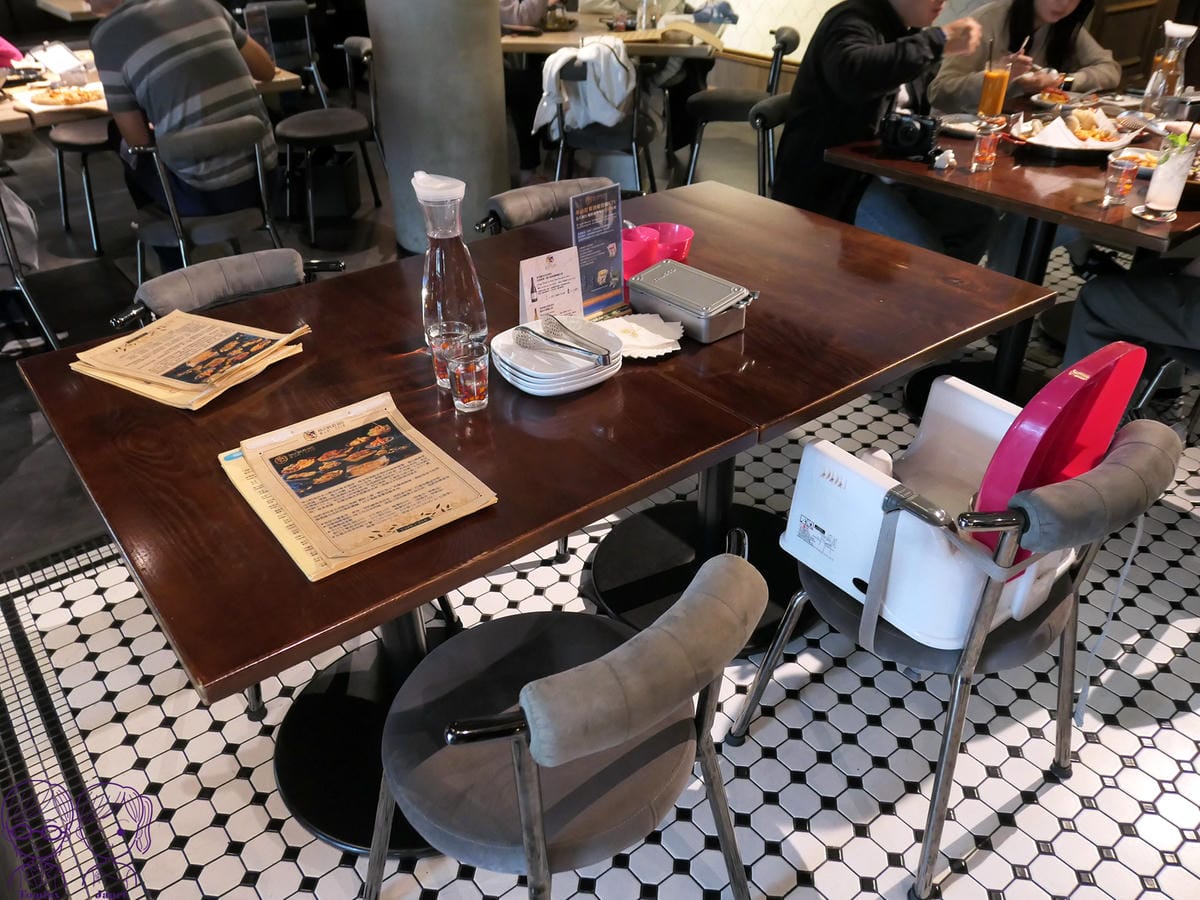 16 華山町餐酒館 兒童餐椅與兒童餐具.jpg