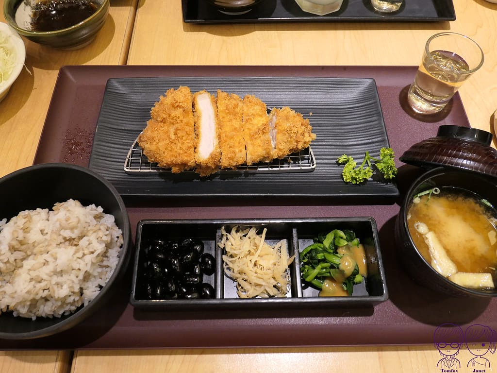 台北 - 勝博殿 日式豬排 高麗菜絲、醬菜、米飯、味噌湯 吃 49 勝博殿 里脊豬排套餐