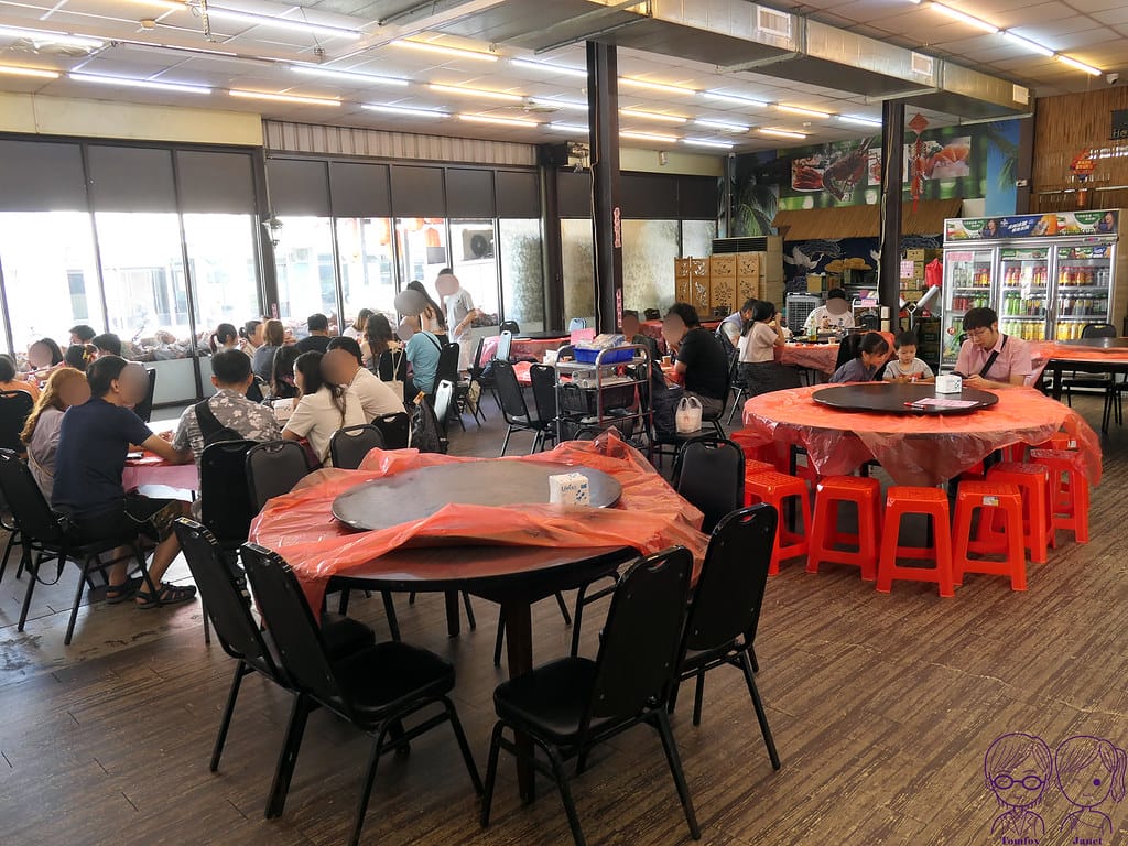 宜蘭五結 - 百匯窯烤雞餐廳 十大好食 江振誠 免費停車 10 百匯窯烤雞餐廳 大圓桌+塑膠紙