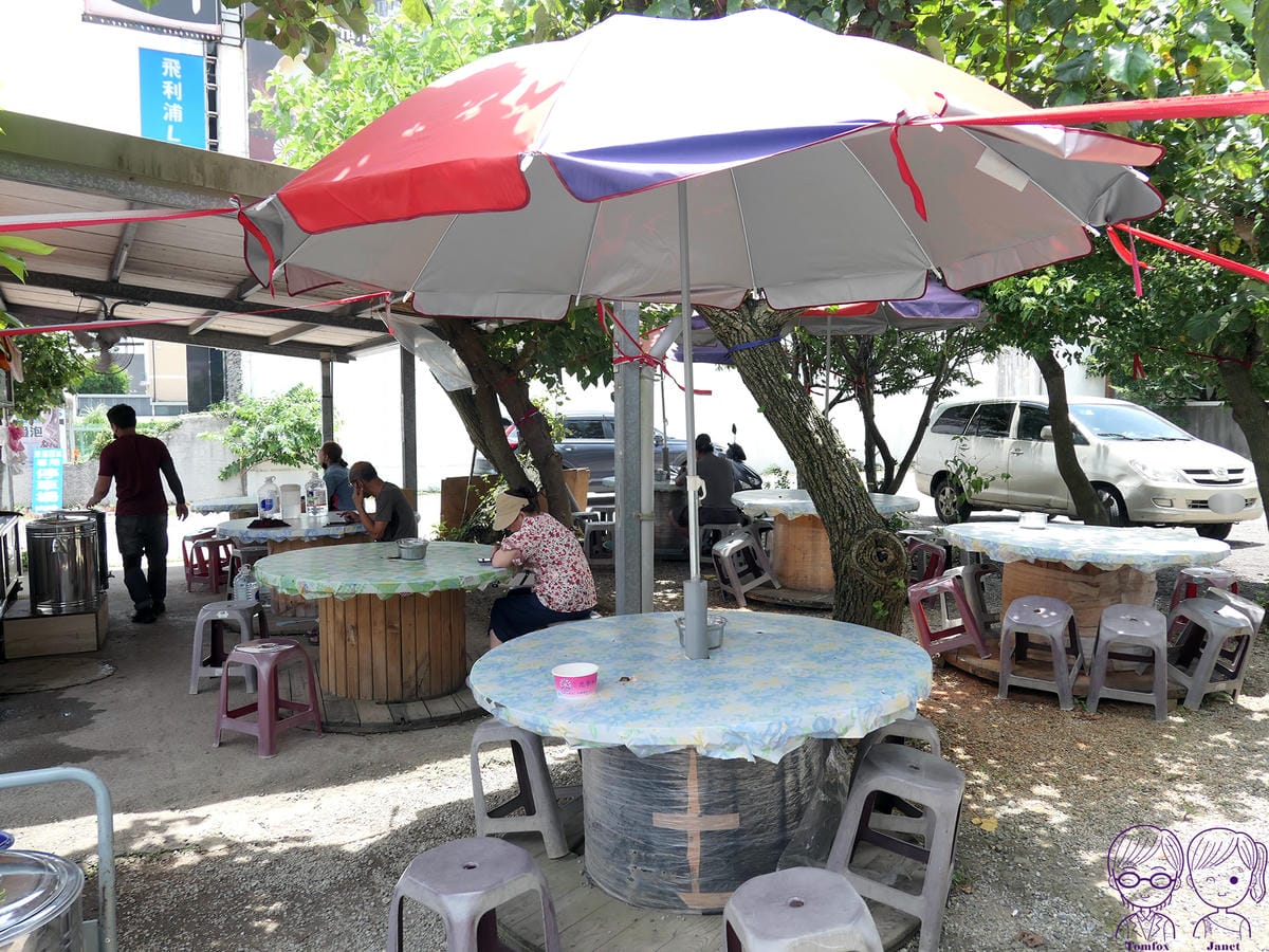 3 林口忠孝米苔目 戶外用餐區.jpg