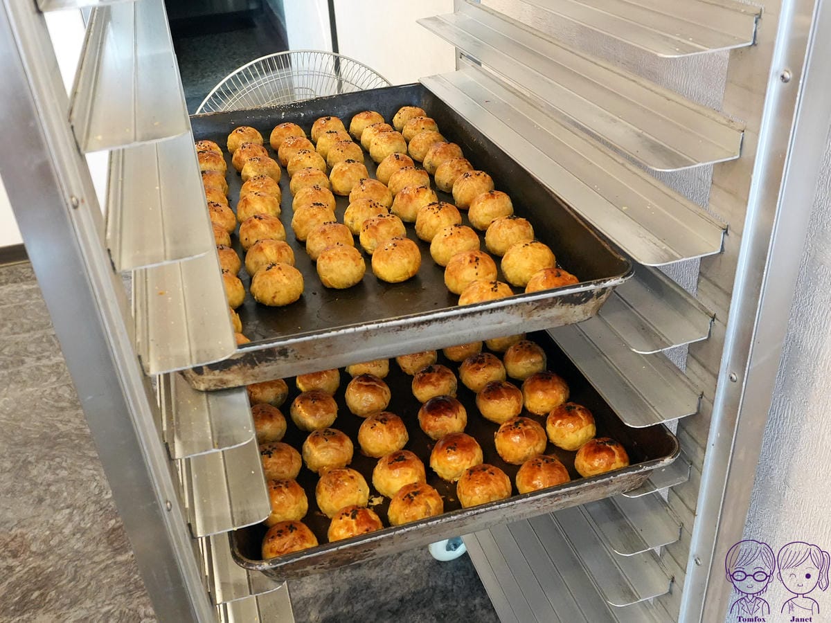 4 紀家烘焙坊 蛋黃酥新鮮出爐.jpg