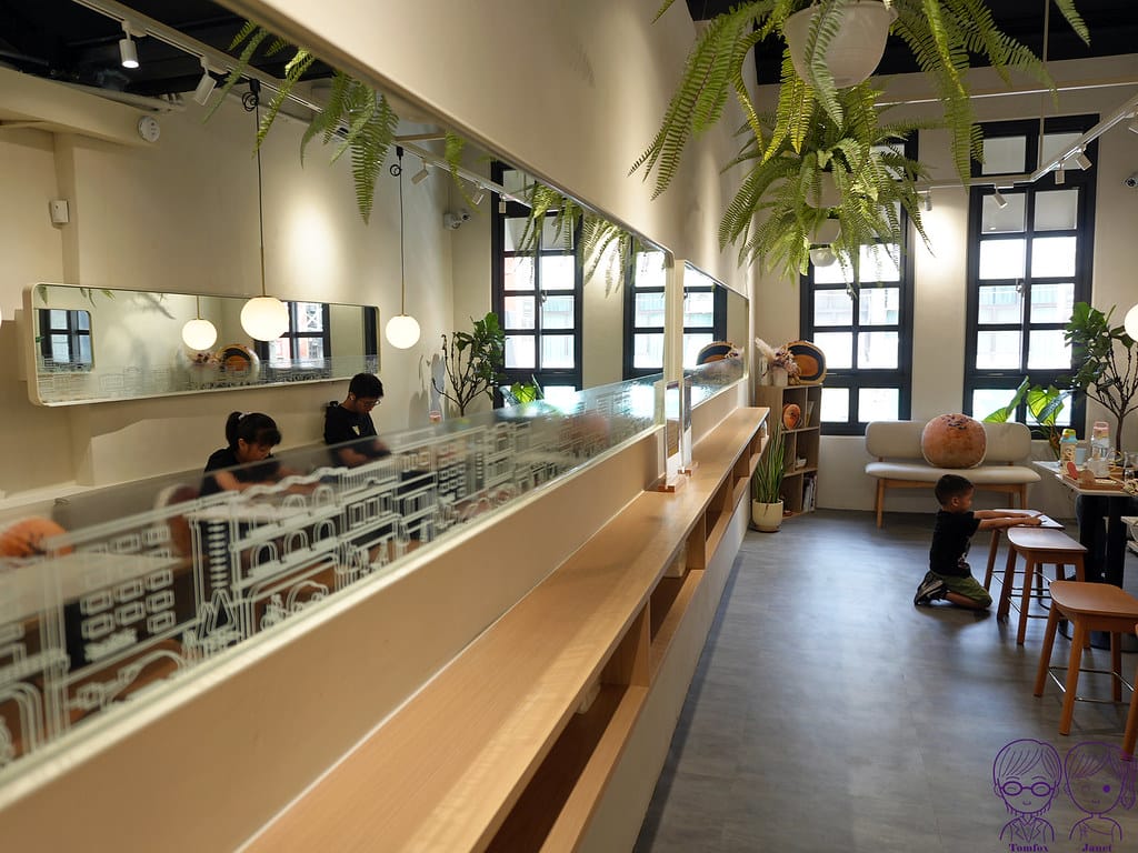 19 新口味蛋黃酥 鹿港店 二樓