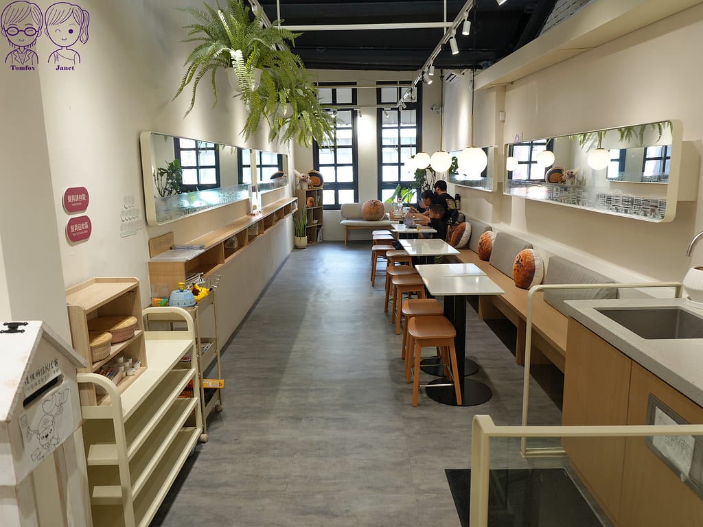 18 新口味蛋黃酥 鹿港店 二樓