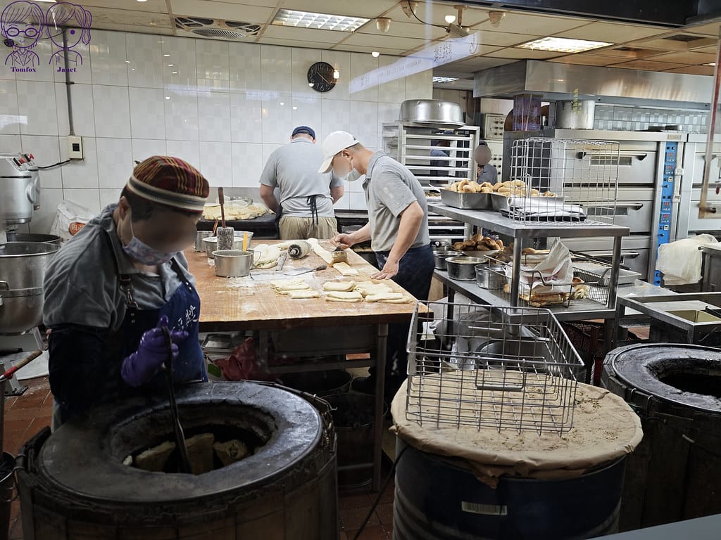 阜杭豆漿 米其林必比登推薦 台北必吃傳統早餐 華山市場人氣排 19 阜杭豆漿 現場製作