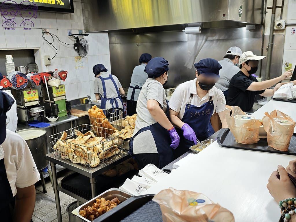 阜杭豆漿 米其林必比登推薦 台北必吃傳統早餐 華山市場人氣排 28 阜杭豆漿 點餐區 吃的