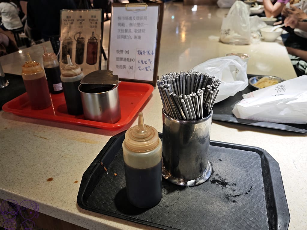 阜杭豆漿 米其林必比登推薦 台北必吃傳統早餐 華山市場人氣排 16 阜杭豆漿 不鏽鋼筷 醬料
