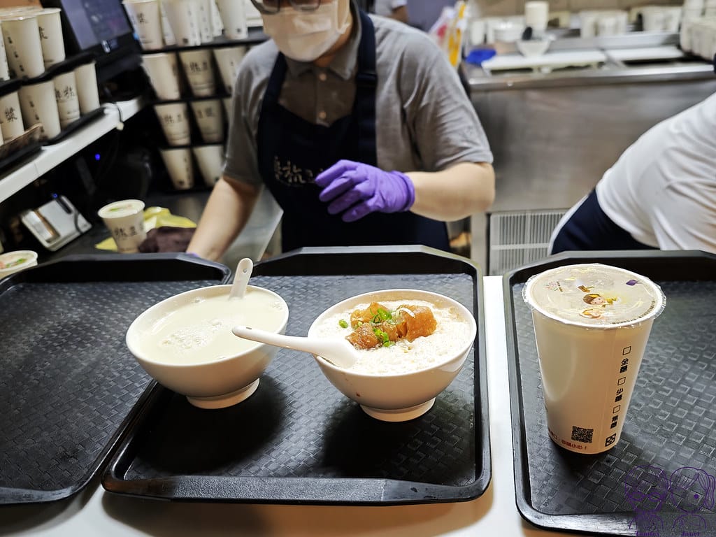阜杭豆漿 米其林必比登推薦 台北必吃傳統早餐 華山市場人氣排 27 阜杭豆漿 點餐區 喝的