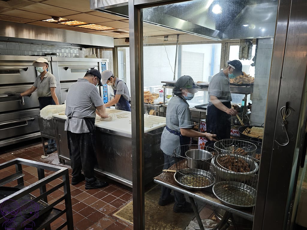 阜杭豆漿 米其林必比登推薦 台北必吃傳統早餐 華山市場人氣排 21 阜杭豆漿 現場製作 油條