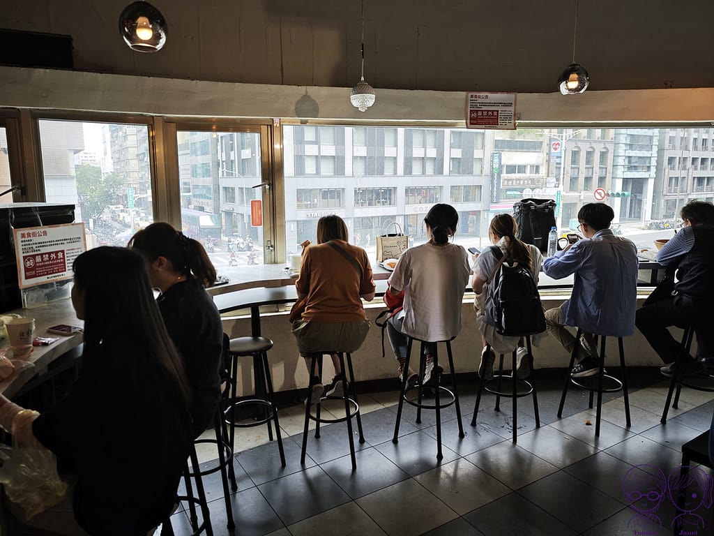 阜杭豆漿 米其林必比登推薦 台北必吃傳統早餐 華山市場人氣排 14 阜杭豆漿 內用座位