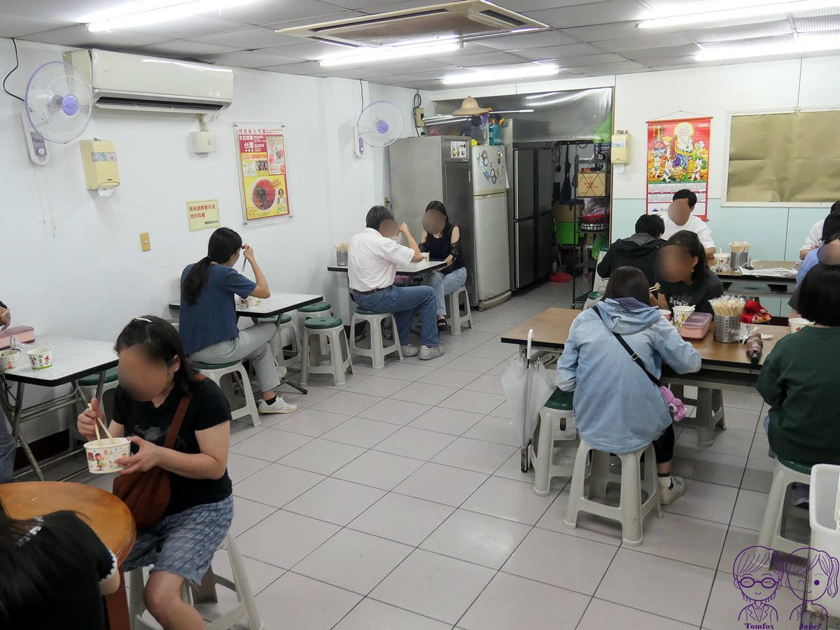 8 阿財彰化肉圓 座位.jpg