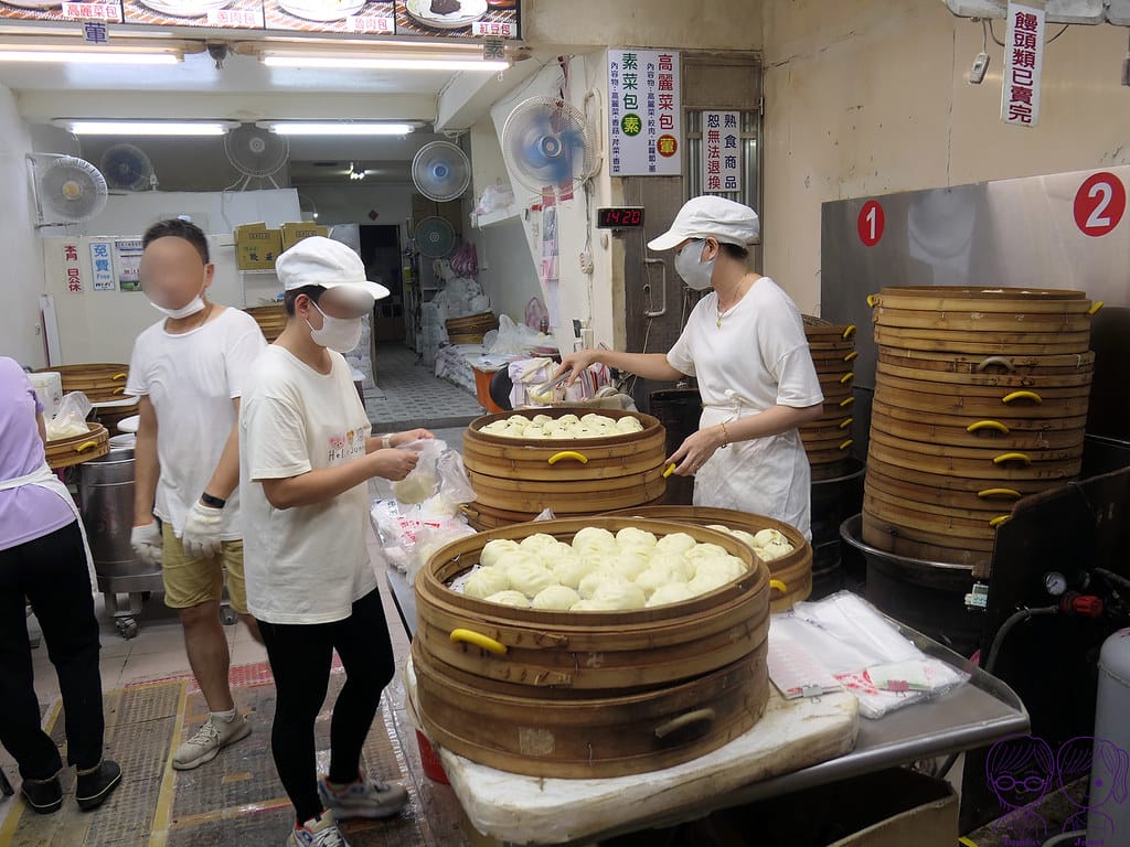 金山王肉包 台北金山老街 超人氣排隊手工包子饅頭 菜單 5 金山王肉包 出爐