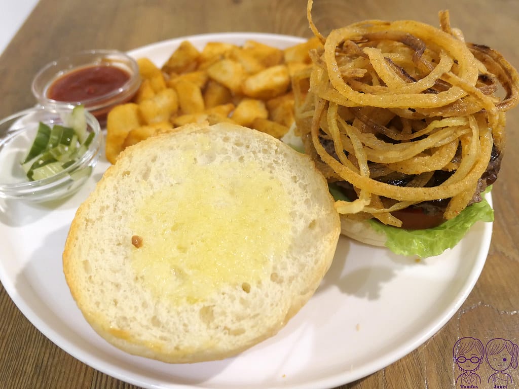26 waku waku burger 炸洋蔥富士山牛肉堡 麵包