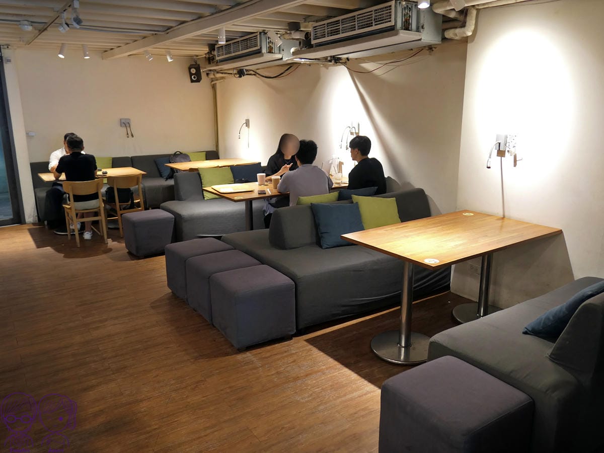 14 覺旅咖啡 西湖店 布沙發.jpg